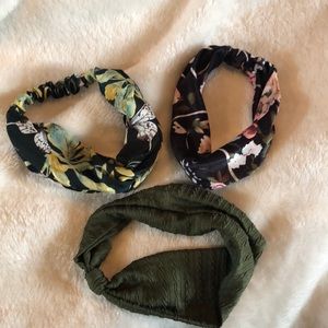 Set of 3 stretchy printed headbands.